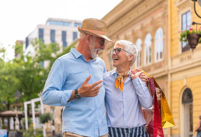 iStock-1188395071_couple-shopping_WEB Couple Shopping